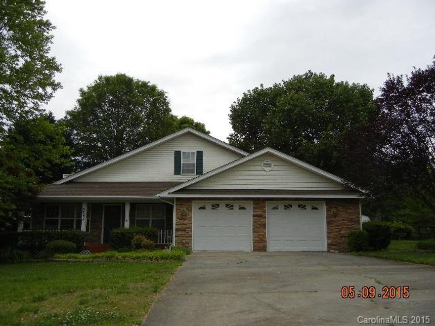 3 bedrooms and 2 baths beautiful partial stone home located in Morris Glen subdivision that sits on 0.45 acre nice cul-de-sac lot. Home features ample cabinet spaces in kitchen with breakfast bar, vaulted ceiling in living room with fireplace, doubled sinks bath, neutral colors and updates and upgrades throughout. Home includes 2 car attached garage, front porch and fenced back yard with deck.