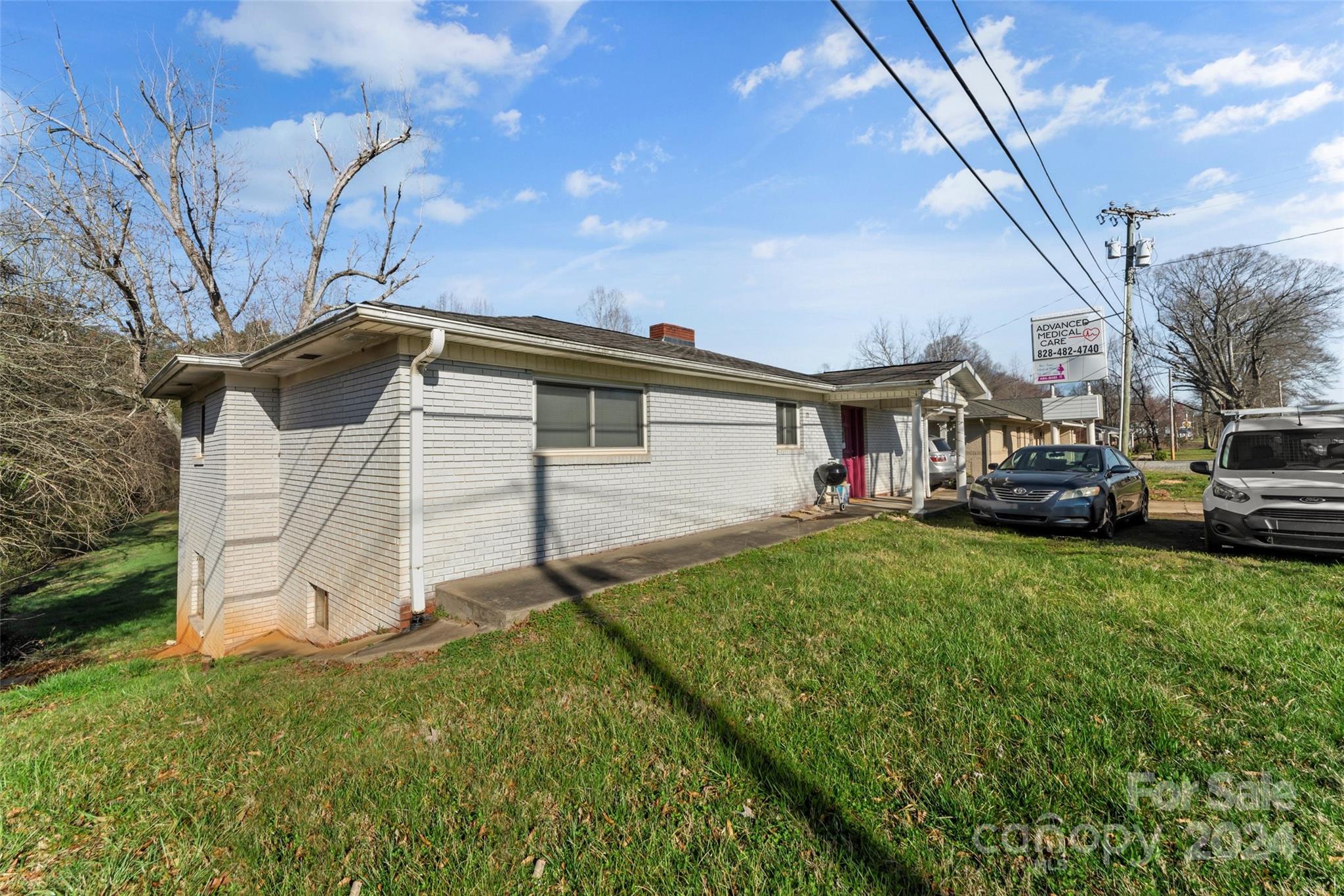 Main image without alt text