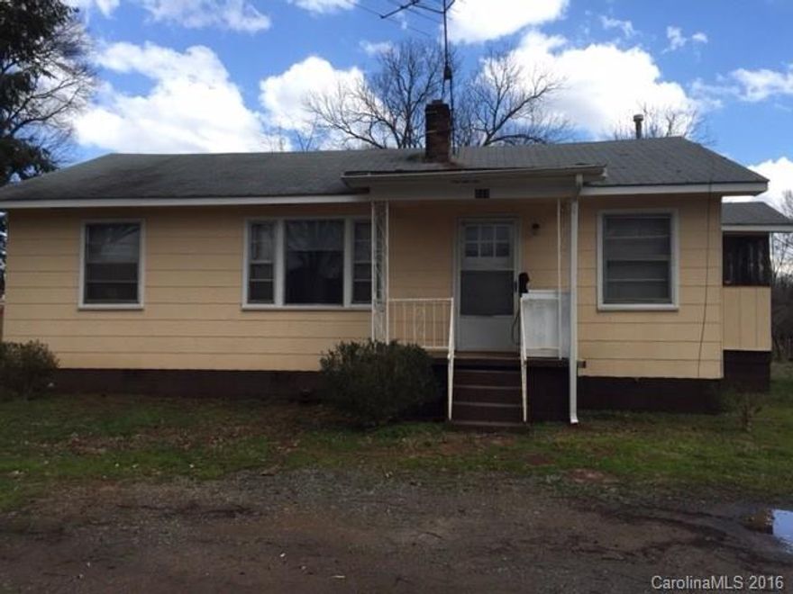 Great investment opportunity! This home offers 3 bedrooms, 1 bathroom, a living room, kitchen, and a screen in porch. Nice back yard.  Close to shopping, I-77, and schools.  Must see. Bring all offers.