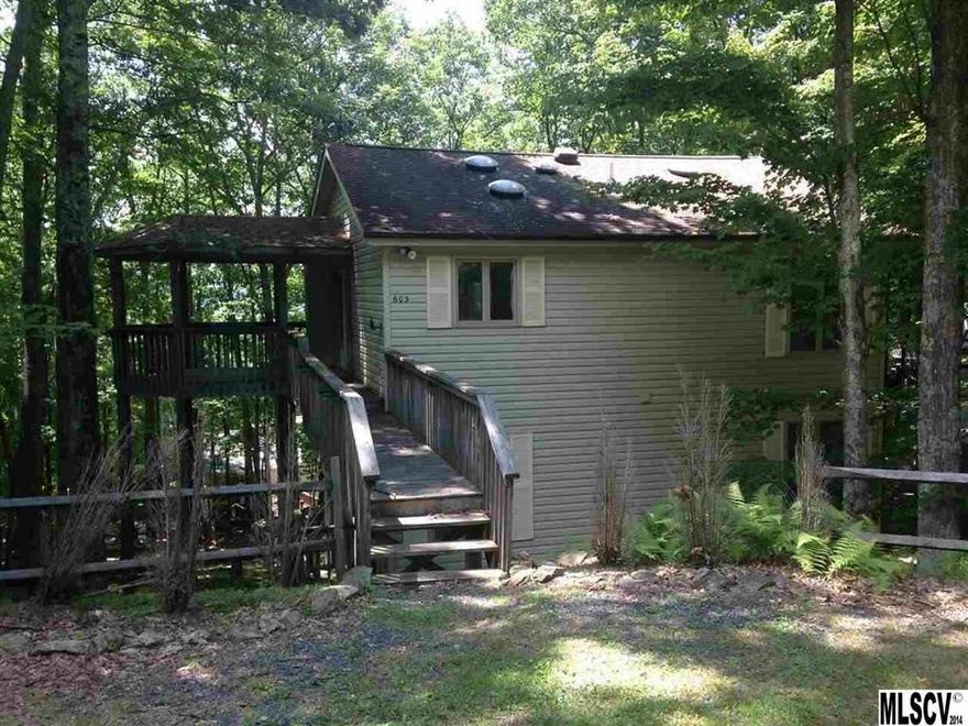 4BR/3BA in wonderful Beech Mtn.- Vaulted ceilings with stone fireplace. Beautiful area and qualifies for Beech Mtn Membership.