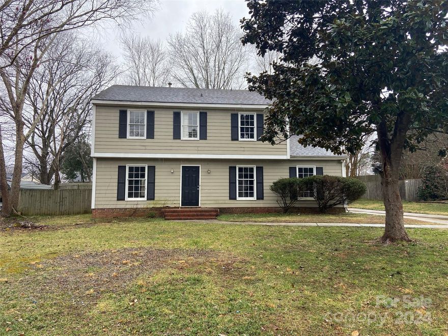 This is a renovation opportunity approx 10 miles to Uptown.  Located in Marlwood in the community of Chestnut Lake.  This home sits at the end of the street at the cul de sac.