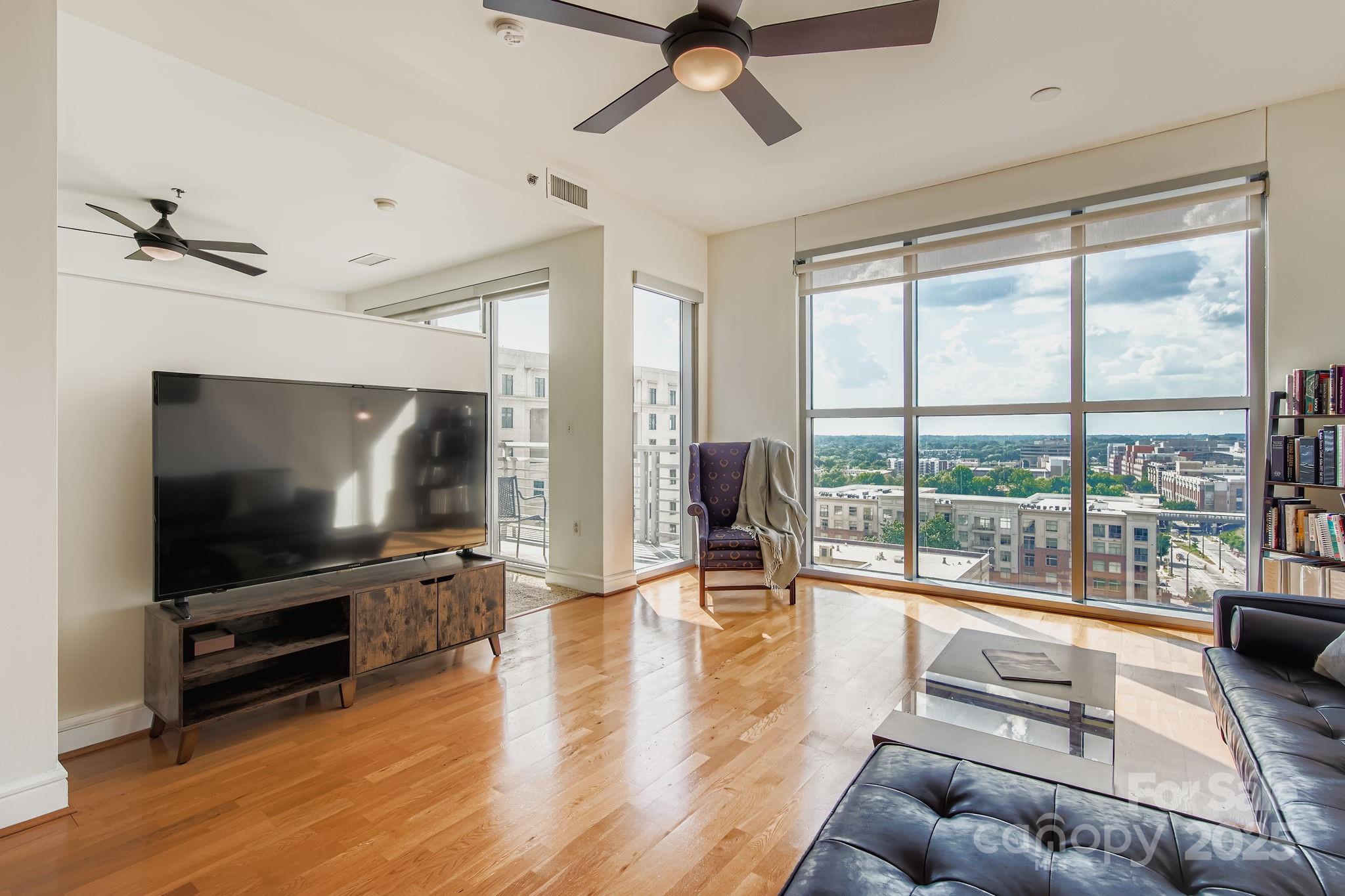 333 W Trade Street W 905