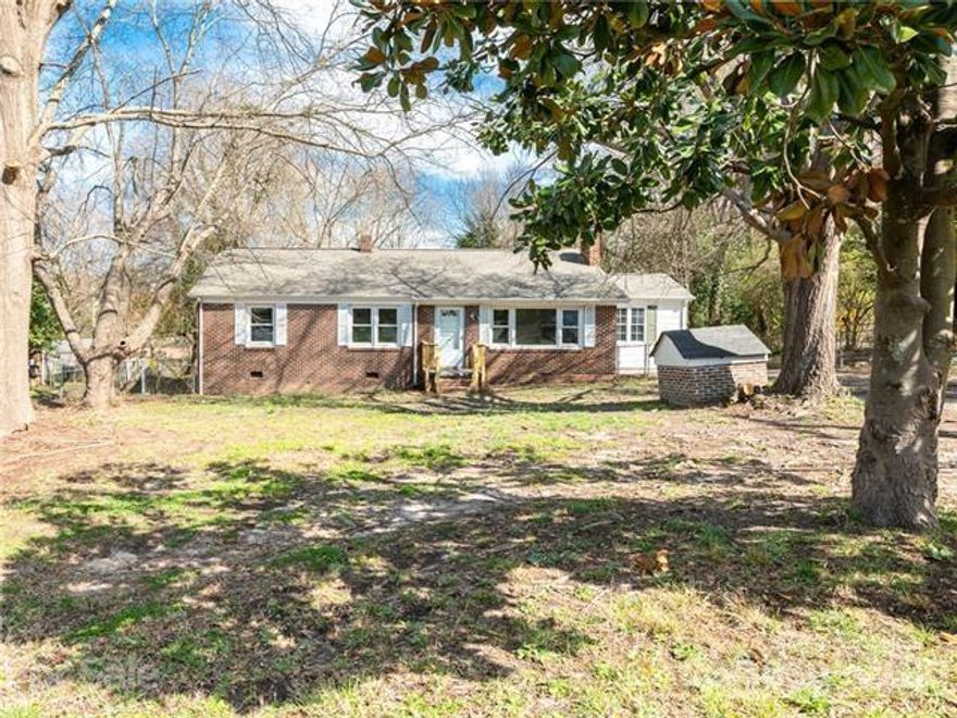 Cute as a button! This 3 bedroom, 1 bath full brick home is perfect for your next move!