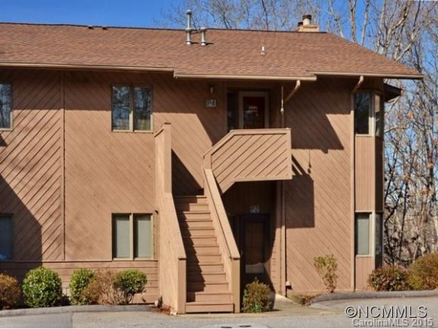 Summer tree house w/wonderful mountain views! Listen to birds, enjoy privacy, relish fall colors then watch leaves drop as mountains emerge. Pristine condo on coveted Pine Cliff upper road. Vaulted living room ceiling w/fan & FP, master en-suite w/dual sinks. Breafast nook in kitchen, 2nd bedroom/office w/2nd bath conveniently located. Deck for cup of coffee or outside dinner. Heated community pool, clubhouse, tennis court. All close to Downtown!