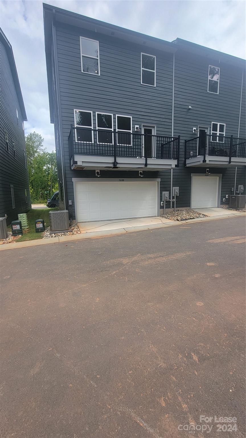 CONTEXT AT OAKHURST - Residential Lease