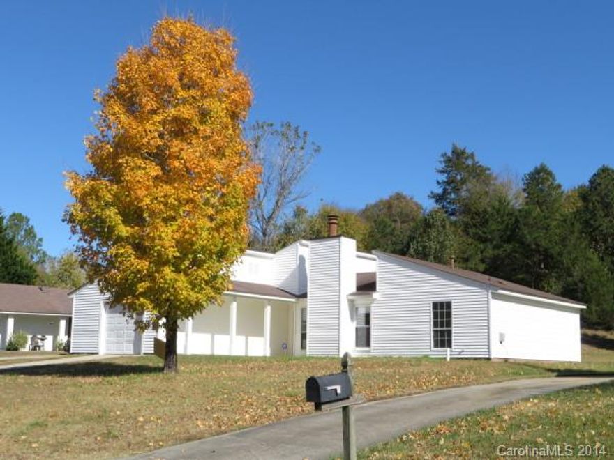 nice great room with fireplace. Split bedroom plan. Ceramic floor in kitchen and laundry room. Convenient to shops. Over sized one car garage. located on dead end street.
seller is part owner.