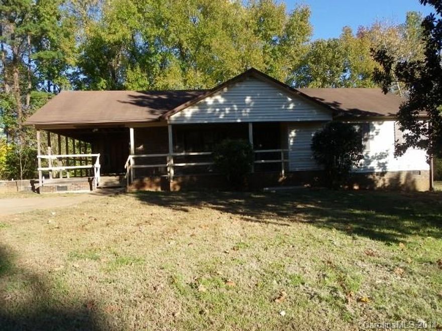 Ranch home in beautiful equestrian subdivision. Flat wooded lot.