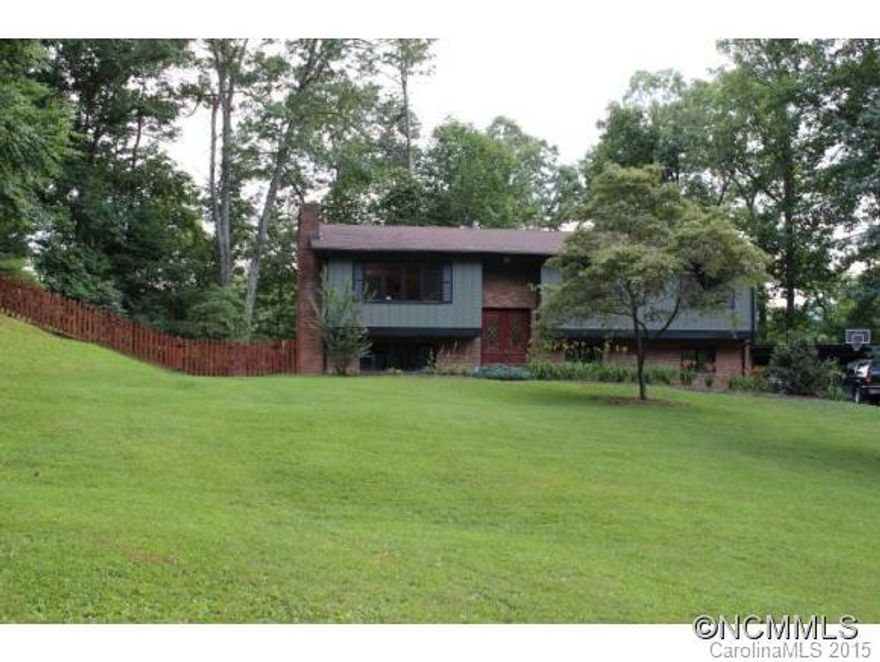 This beautiful home is priced to sell and ready to move into. Spacious living with large kitchen, bonus room down stairs and spacious living room. Large level front yard and fenced back yard with back deck and sitting area for relaxing and listening to the river below. This home is a must see !