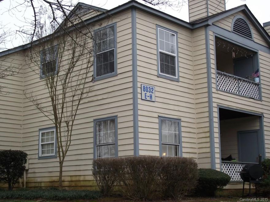 A great investment property in an ideal location, convenient to shopping and restaurants. Community amenities include a pool and clubhouse! Come take a look!