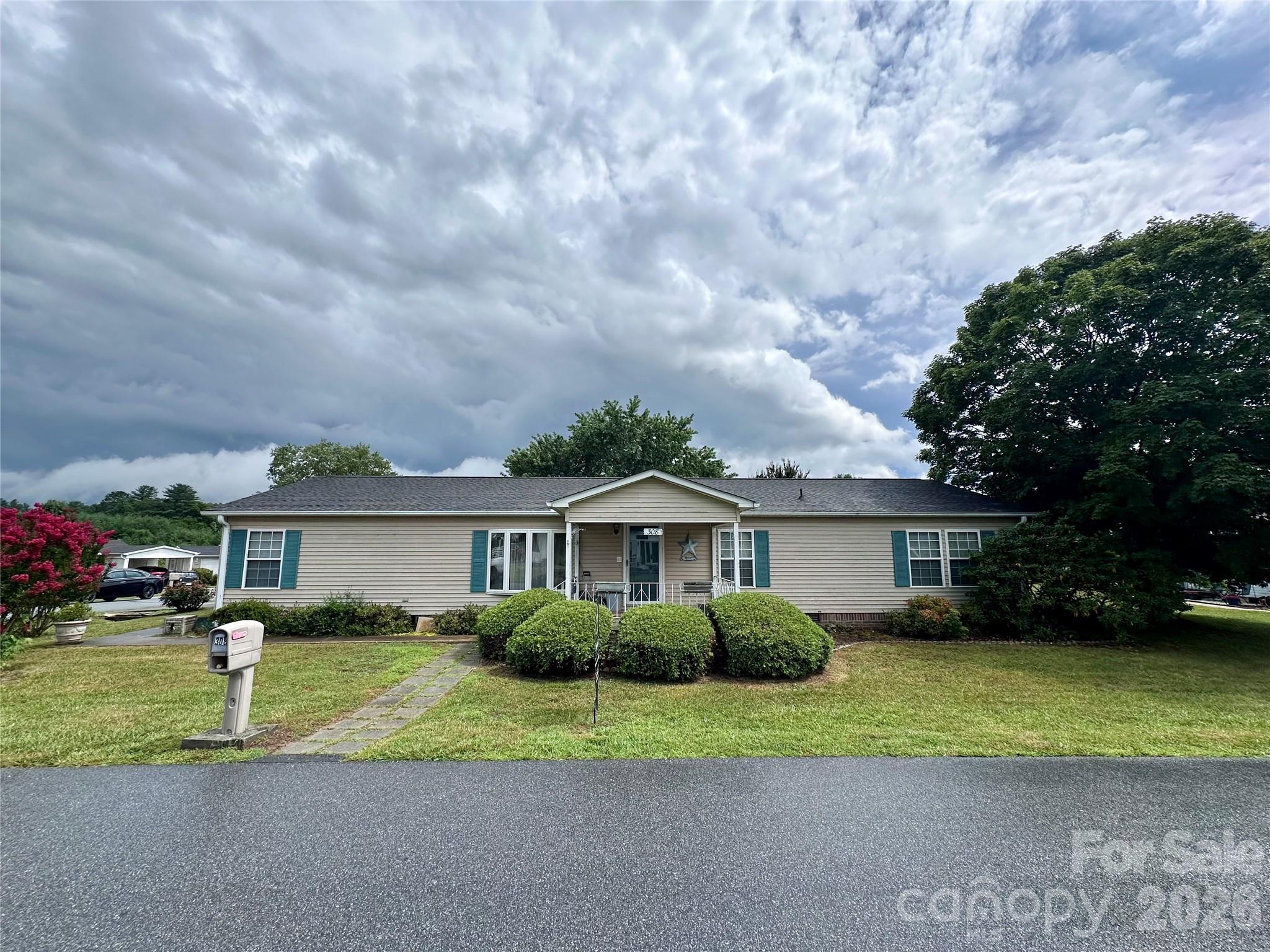 Photo 1 of 40 — 308 Riverwind Drive, Hendersonville, NC 28739