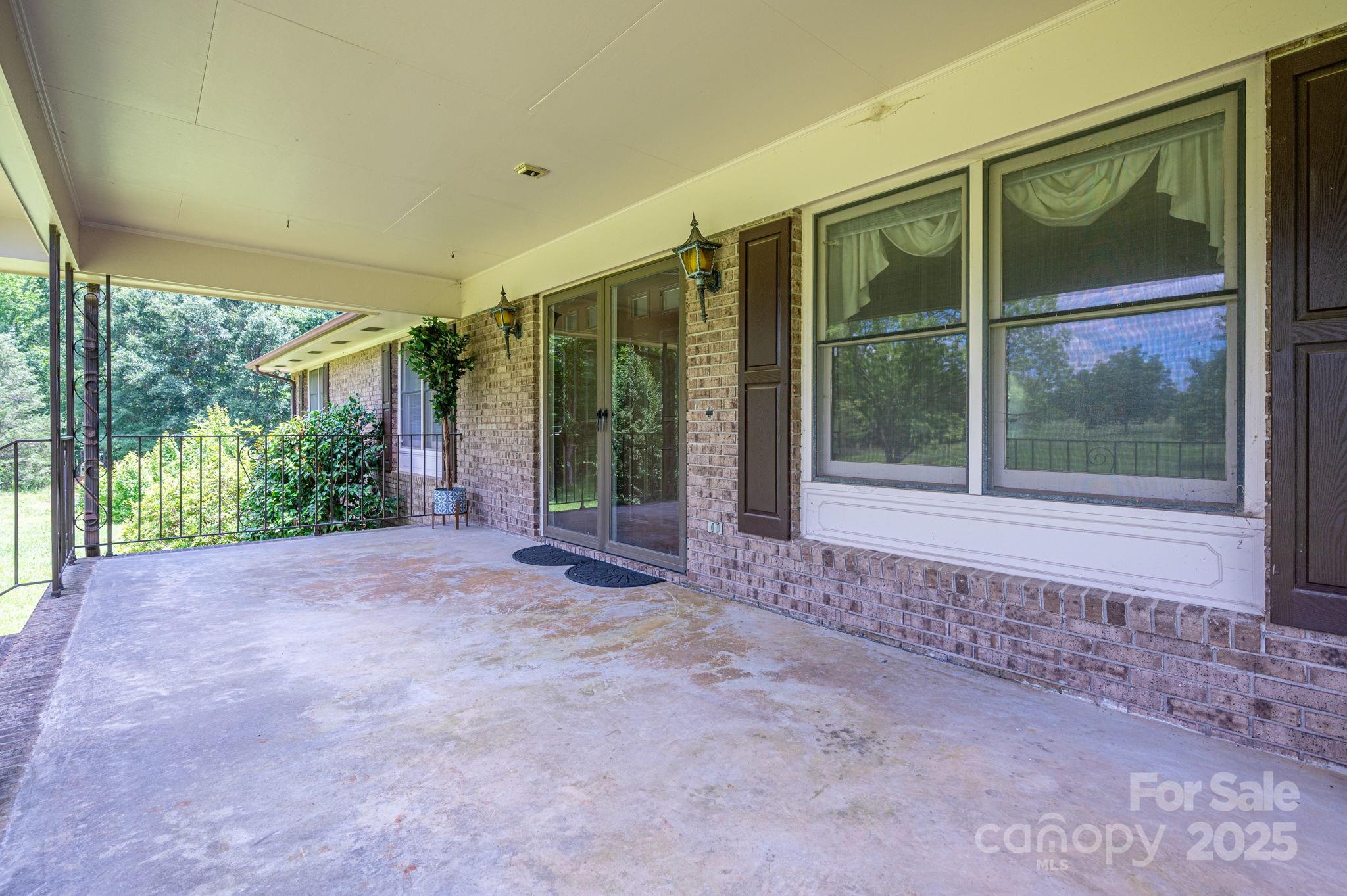 5635 Highway 55 Highway E