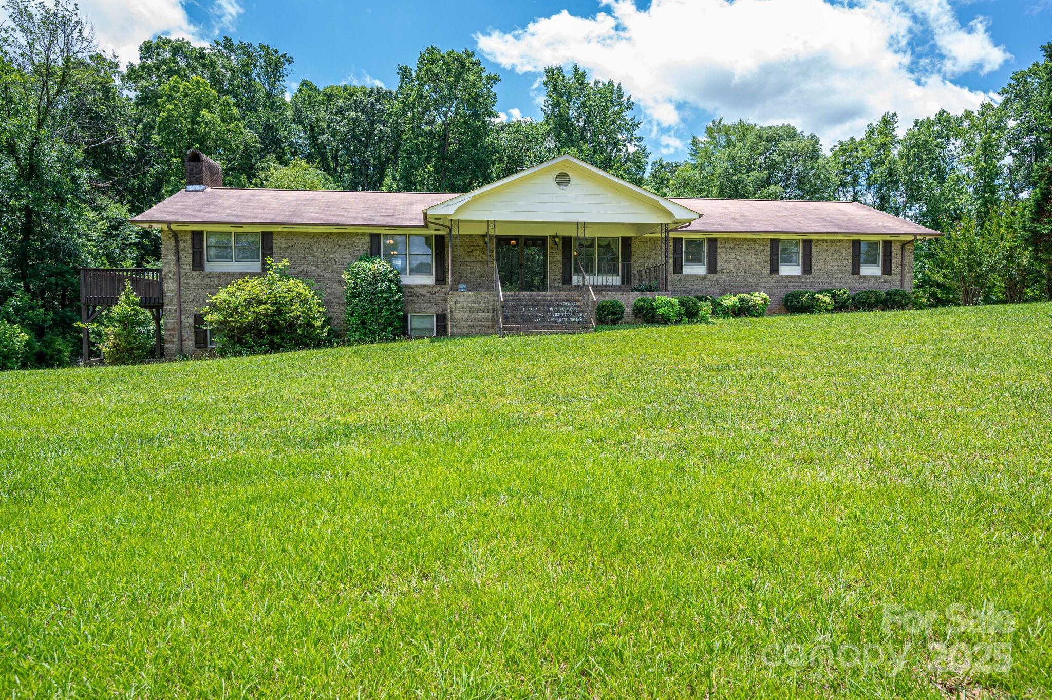 5635 Highway 55 Highway E