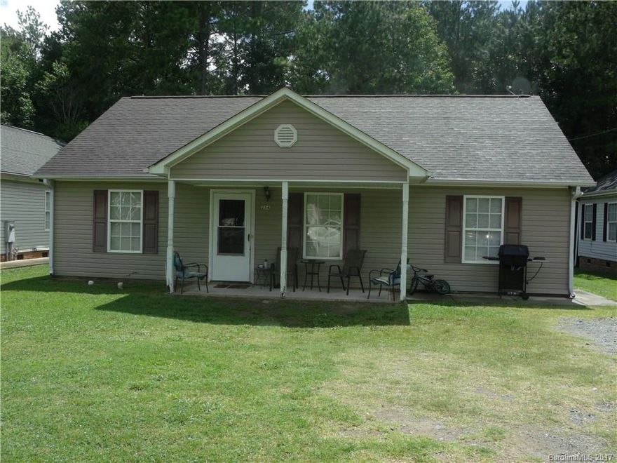 Nice 3 bedroom, 2 bath home. Great investment property or starter home. Currently rented at $700 per month.