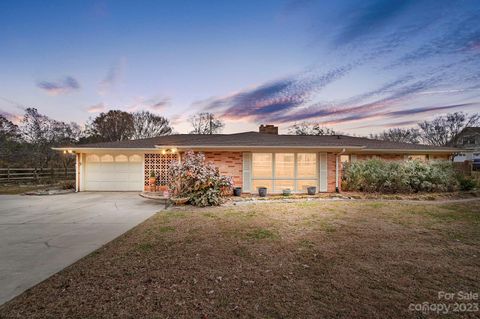 Photo of 903 Anderson Road, Albemarle, NC 28001 (MLS # 4086973)