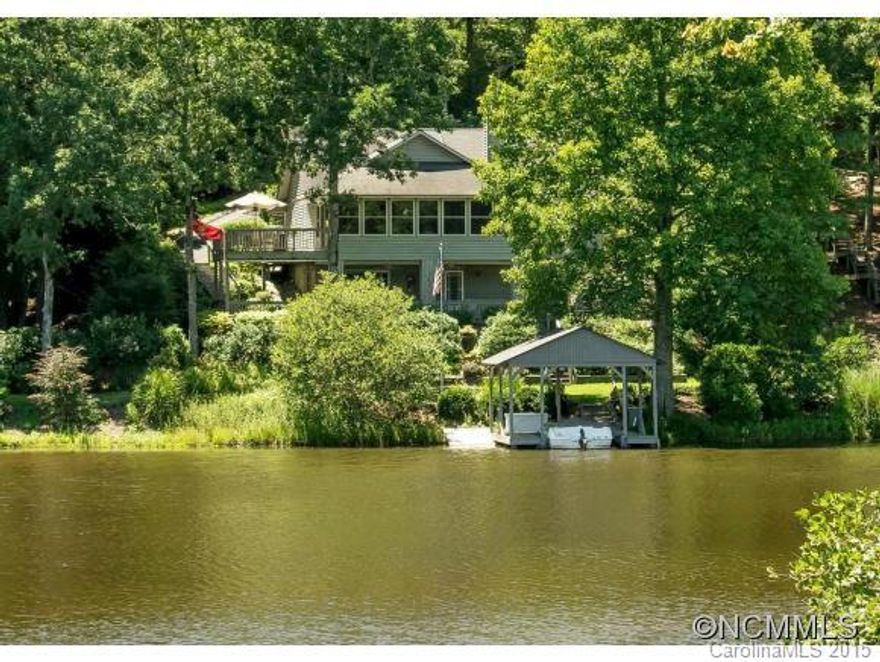 A lakefront lot w/terrific views, this 3BR/2.5B home is located on Connestee's largest lake. The open floor plan has a GR w/stone fireplace, DR, kitchen w/granite countertops, h/w floors, 1 level living & a large sunroom w/spectacular lake views. Relax & grill on an open deck. Lower level has a full bath, 2 bedrooms & bonus room, perfect for an office or guests. Great home for entertaining. Elegant living in Connestee Falls. CFPOA UAF fee $8,000