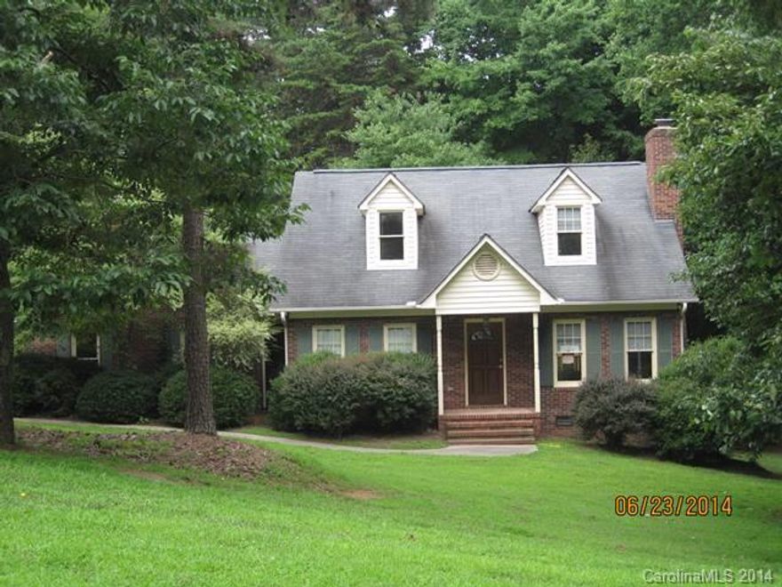 NEW CARPET, VINYL,  INTERIOR & EXTERIOR PAINT. Plus new MICROWAVE.  Large lot, with separate fenced area for dogs. Lot extends to Terrill Ridge Dr.  Huge addition at the back includes sunroom, and den. 
Bonus room on the upper level, and is separate from the 2 additional second floor bedrooms. Seller offering OWNER OCCUPANT BUYERS~Home Warranty of Their choice NTE $500 – see attached Terms & Conditions for details.