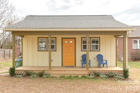 Photo of 606 Ray Avenue, Hendersonville, NC 28792 (MLS # 4374013)