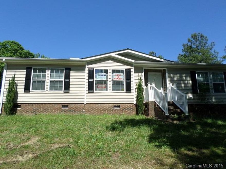 PRICE to SELL!!! Country living at it's very BEST. Great single family home Nice quite area.