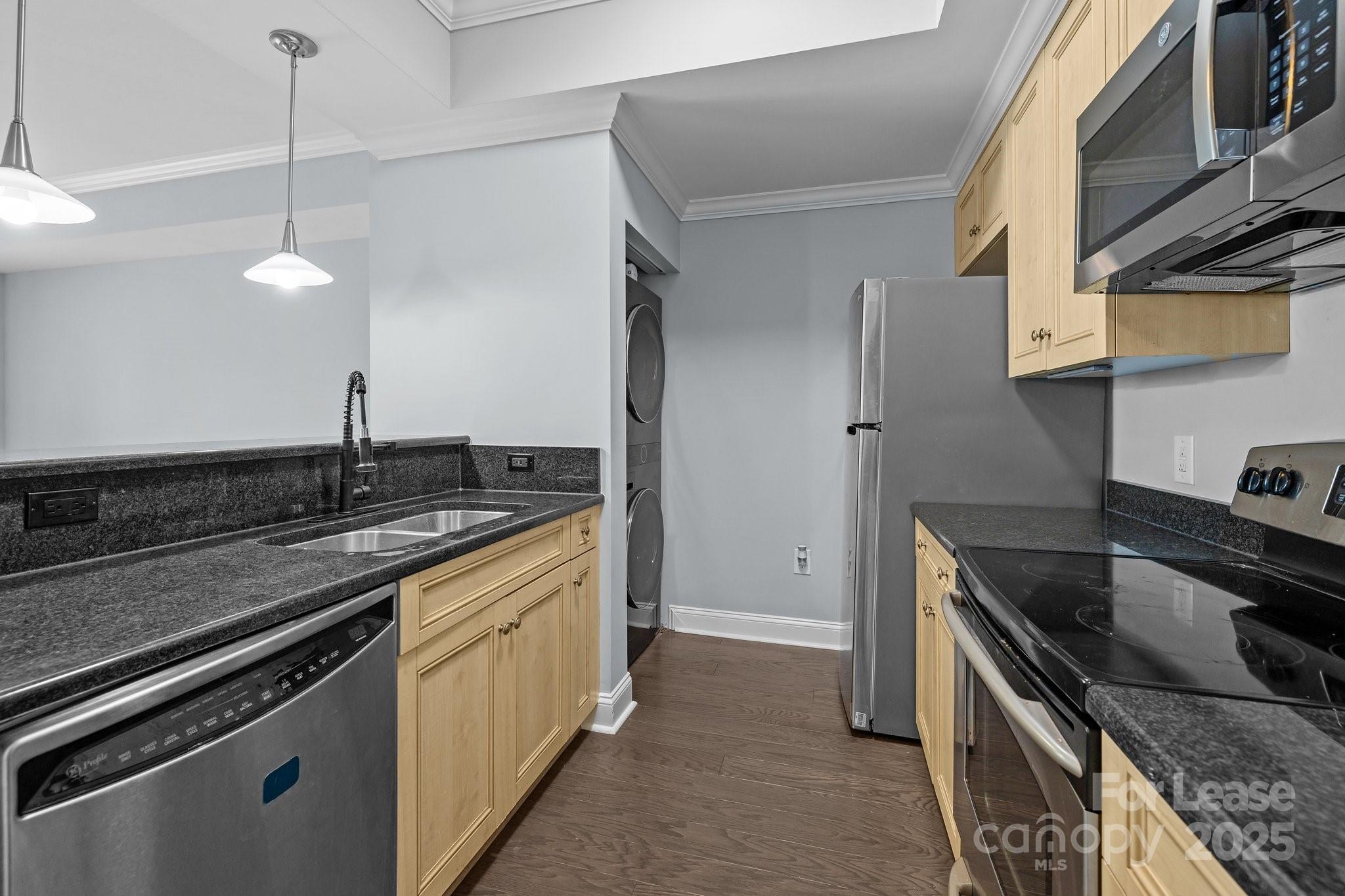 Fifth And Poplar - Residential Lease