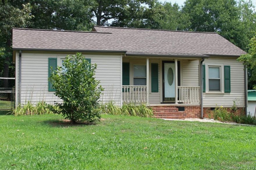 3BR/2 Full Bath home with above ground pool in Blackburn Elementary School district.  New paint throughout most of the home and new vinyl flooring in bathrooms.