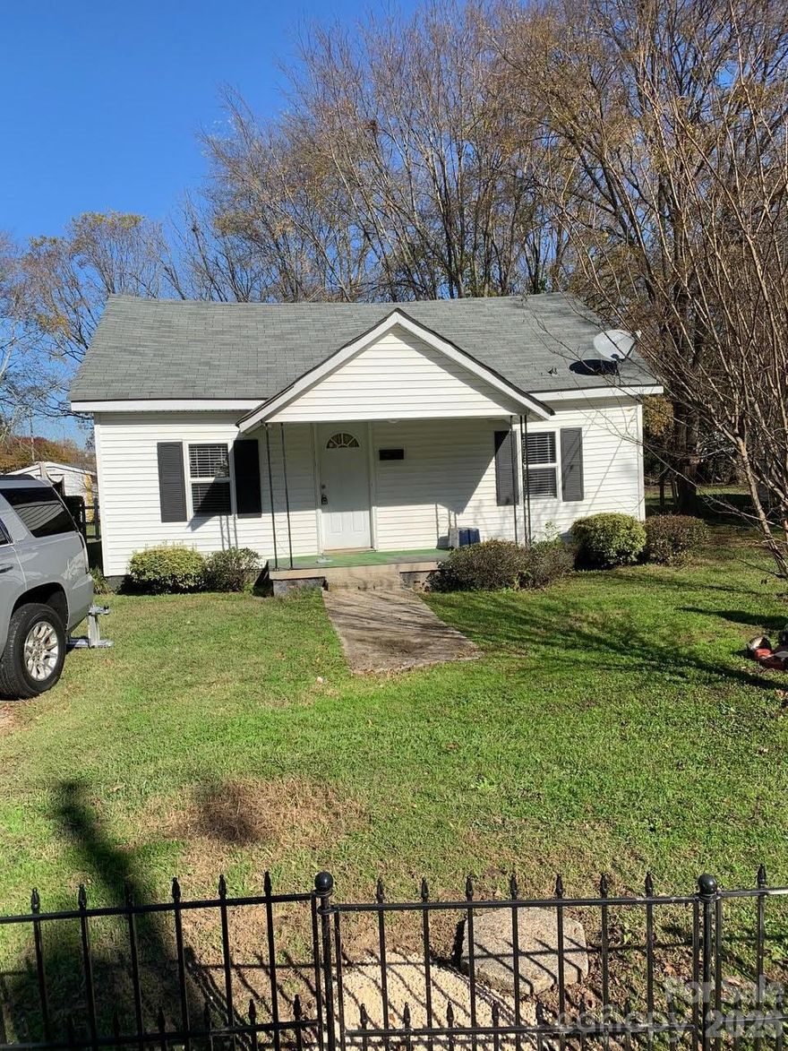 Are you looking for an INCOME PRODUCING investment property with a long-term Section 8 tenant, look no further!  This cute-as-a-button ranch has a long term ternant (and Veteran) in place through 1/31/27 paying $1120 a month ($970 Section 8, $150 tenant).  Location-wise, this up and coming area includes multiple new construction homes selling in the $300's and updated homes selling in the high $200's so it's the perfect area to make an income in the short term and have long term equity in the property.
Contact the listing agent for more information or to schedule a showing (tenant occupied so agent must accompany).