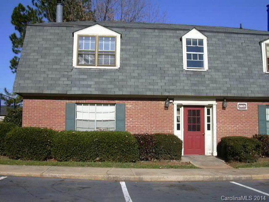 Lovely ground floor with new carpet is minutes to Uptown, Independence Blvd, bus stops, shopping and more! All kitchen appliances, great storage space and water included. Walk Score: 29 (car dependent).