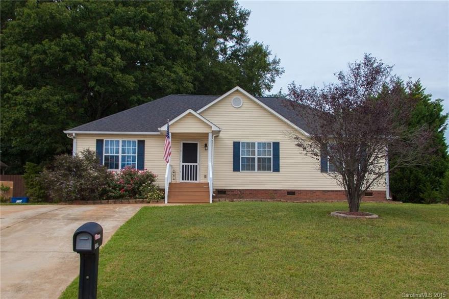 Bring your buyers to see this cozy 3 bedroom, 2 bath, split floor plan, Master with walk in closet,  Kitchen with large EIK-dining area, Fireplace in great room, fenced in back yard, wooded, right off HWY 901, easy access and compute to I-77, Charlotte, less then 10 min. to grocery, drug store, hospital and Aquatic center, Super Walmart right up the road.
SELLER PROVIDING HOME WARRANTY!!