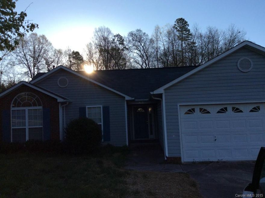 Spacious 1-story home with 3bed/2bath featuring huge backyard. Tray ceilings in master bedroom,master bath with tub and separate shower and single vanity. Large great room, gas heat, & two car garage.