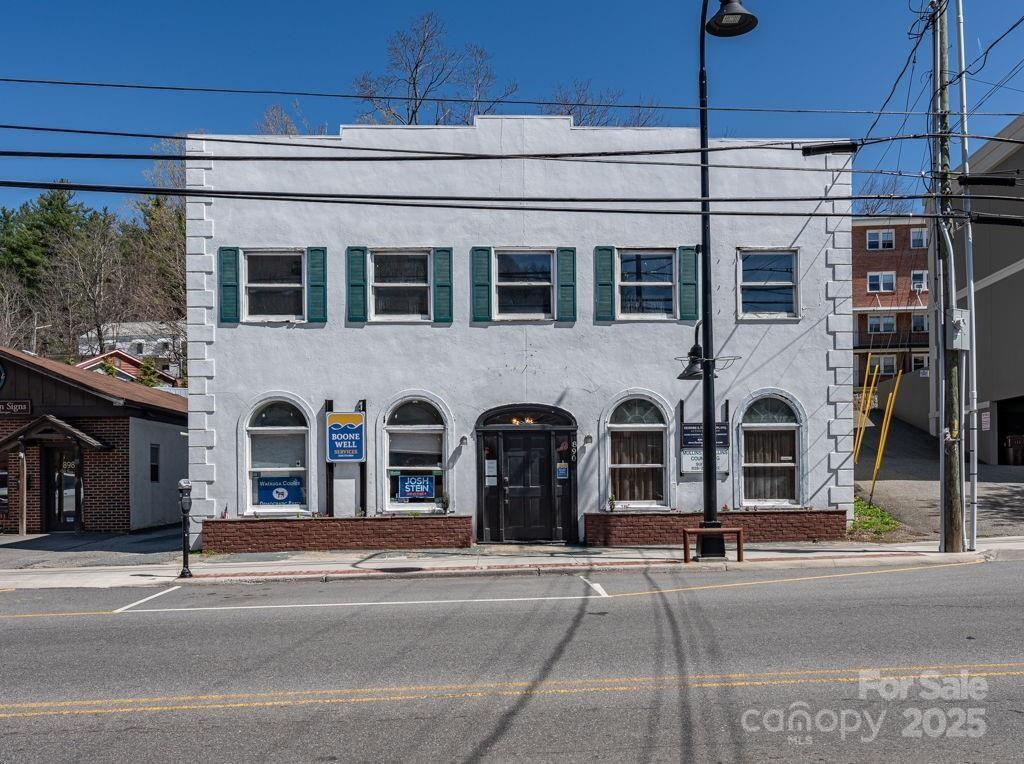 890 W King Street