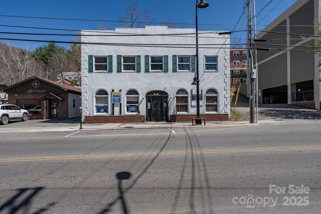 890 W King Street