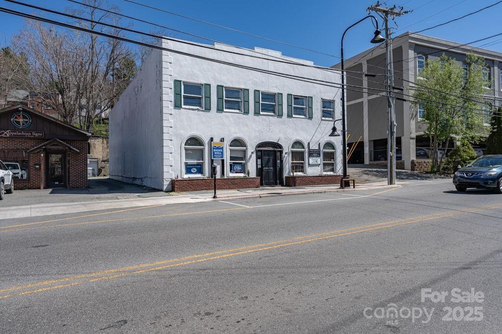 890 W King Street