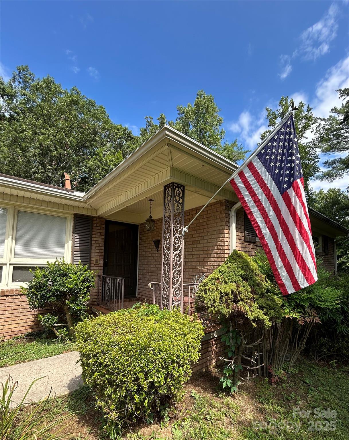 3321 Hollyhill Circle