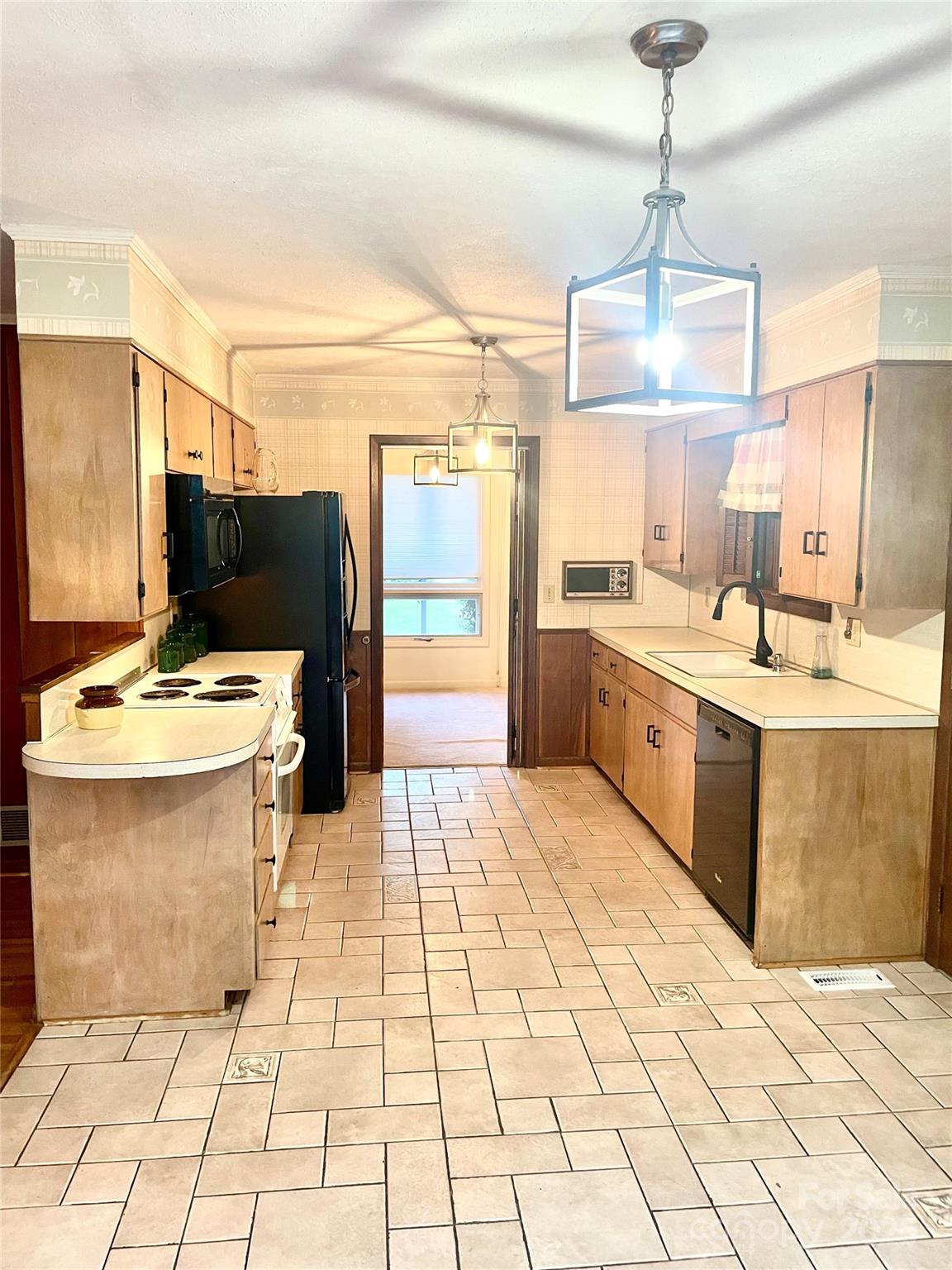 3321 Hollyhill Circle