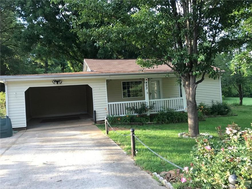 Great investment property inside Mooresville on large .87 acre lot.  Home appears to be in good condition, has been used as a rental.  Appliances included.  Adorable home, partially fenced, in a nice quiet older neighborhood.
Home is being sold "as is".
