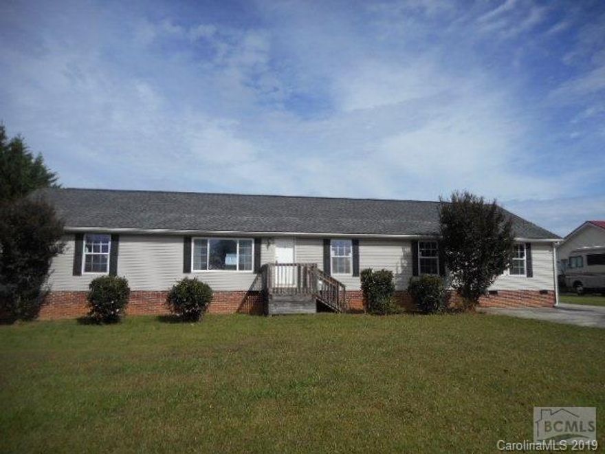 HUD case#381-763863.FHA Insured Financing available on this property with $220 in required repair escrows.Purchase this home for ONLY $100 DOWN!!See your agent for details.HUGE 2280 sq ft on frame modular home just outside Staesville NC.The single level floorplan includes an enormous living room and an even bigger family room w built-in ent center and fp. 4 bedrooms that include an oversized master suite complete w dbl vanity,soaking tub,and walk-in shower. 3 addt bedrooms and a 2nd full bath are on the opposite end of the home.Kitchen has cabinets galore along with a chef's island.Tax value OVER $150 GRAND!!This much home at such a low price is a rare find! Home sold AS-IS/WHERE-IS with all faults.Buyer or buyers agent to verify all stats.Equal Housing Opportunity.