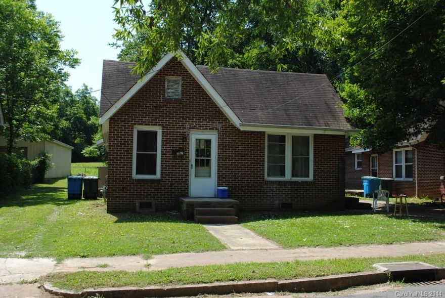 Attention Investors! Three brick duplexes on three adjacent parcels being sold together as one. 6 units total. 911 N. Jackson - 917 N. Jackson and 921 N. Jackson. Parcel numbers are 003195, 003196 and 003197 total approximately .51 Acres. Total tax value for all three properties equal $167,732.00. Buy all three properties for only $67,500.00! Great location across from City Park.