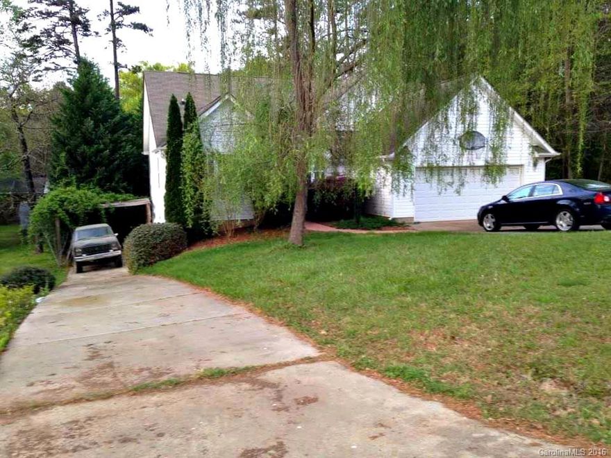 REDUCED..Bring an OFFER..Prime location to Davidson College.Great Investment! Potential to convert to duplex because of 2 driveways & space in basement.Split floor plan,basement,3bedroom, 2bath,10' ceilings entry, dining,kitchen/breakfast,family Rm & MSt bedrm.Hardwood floors,carpet,ceramic tile,deck,2car garage.Basement 2 rooms sectioned as bedrooms.Basementt Garage door & Private entry.Lots of storage.Potential open space in basement.Convenient to Bus stop.BRING ALL OFFERS