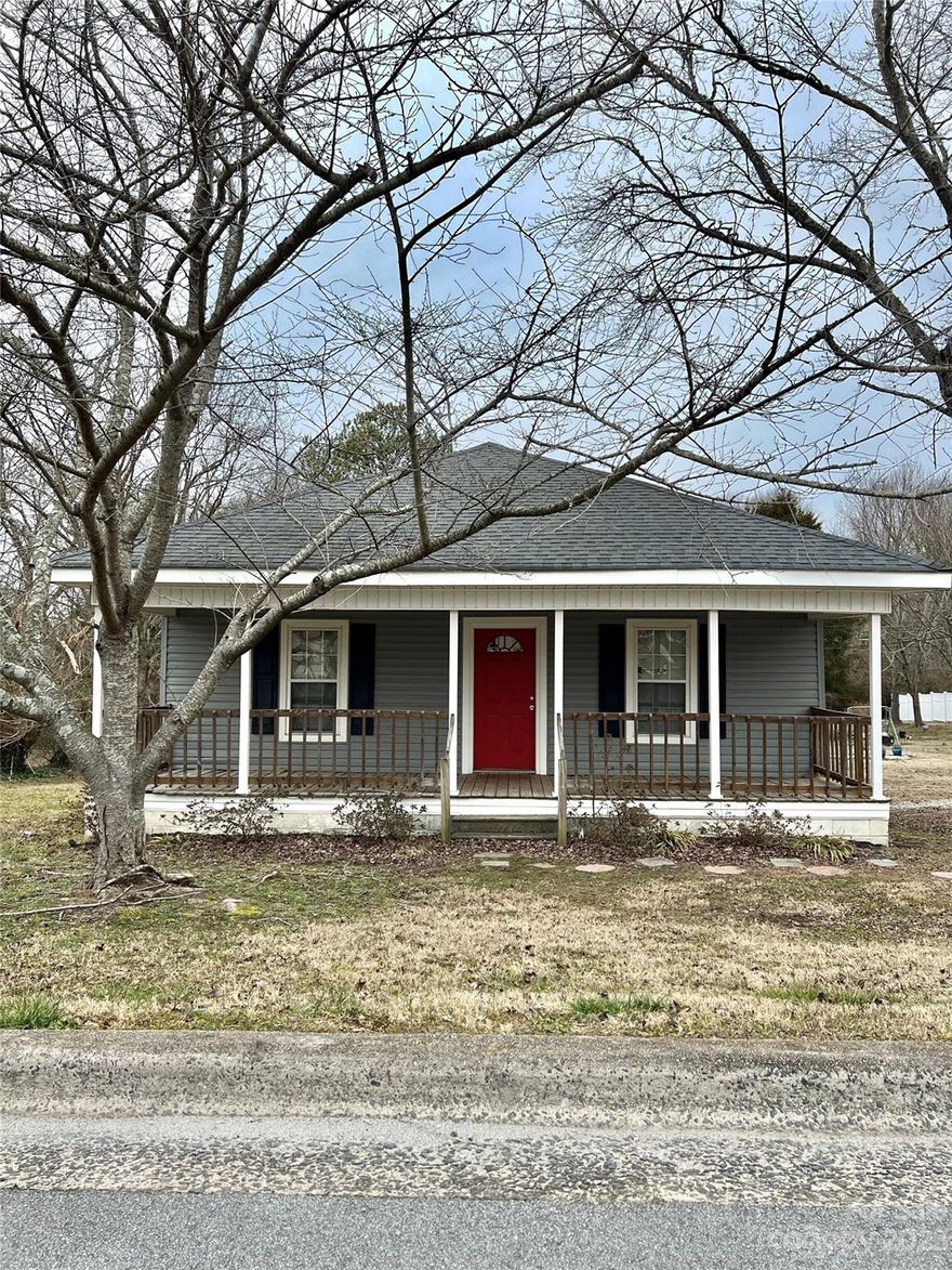 ATTENTION INVESTORS!
Adorable bungalow in Downtown Lincolnton with so much potential! This 1 bedroom / 1 bathroom home could be a dream with some updates and personal touches. The kitchen is very spacious and there is an additional room could easily be a second bedroom. You are just minutes from downtown shopping, dining, splash pad and events! Come see what downtown living is all about! 

The home next door is for sale as well. Same seller.
Easement located to the right of this home for access to another property.