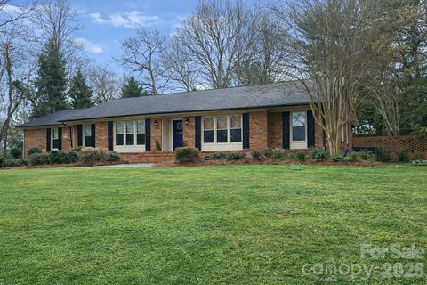 Photo of 5334 Shoreview Drive, Concord, NC 28025 (MLS # 4353178)