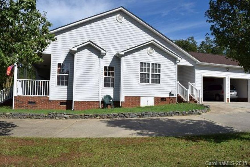 This is the Gem you have been looking for! Home has a large kitchen and dining room area that overlooks the sunken family room with stone hearth fireplace with gas logs. Master with walk-in, 2 other nice size bedrooms, plus off the kitchen  is a nice place for a study with built-ins and a bonus room with French doors.