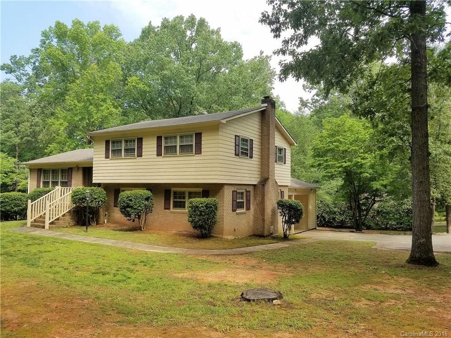 100% Financing Available! 
Beautiful Tri-Level Home with Formal Dining Area.  Large Great Room for entertaining family and friends. 
4 bedrooms.  Corner lot.  Large enclosed Porch.  Spacious home.  Lots of room.  Home is located within minutes from local amenities.