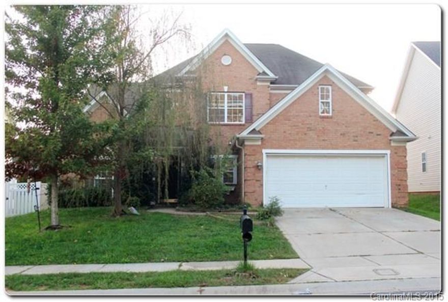 Beautiful home with open floor plan in Ballantyne. Home features eat-in kitchen plus breakfast bar, tons of cabinet space. Spacious bedrooms, dual sinks with garden tub in master suite. Close to shopping areas, restaurants and great schools.  Awesome community amenities include a furnished clubhouse, Junior Olympic swimming pool with splash area and water slide, two lighted tennis courts, basketball sport court, playground, protected greenways, sidewalks and street lamps!