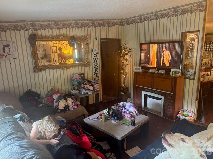 Very quite location off of N Burris rd. This is a valuable property that needs some TLC. The home is a 1993 single wide that currently has tenants living there and will need substantial repairs. The owner is selling "as is" and will make no repairs.