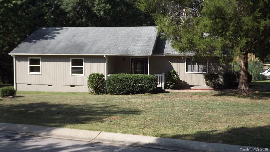 Lovely 3 bedroom, 2 bath Ranch in desirable Tega Cay location. Family Room with fireplace, stainless steel appliances in kitchen, large back deck, level lot.