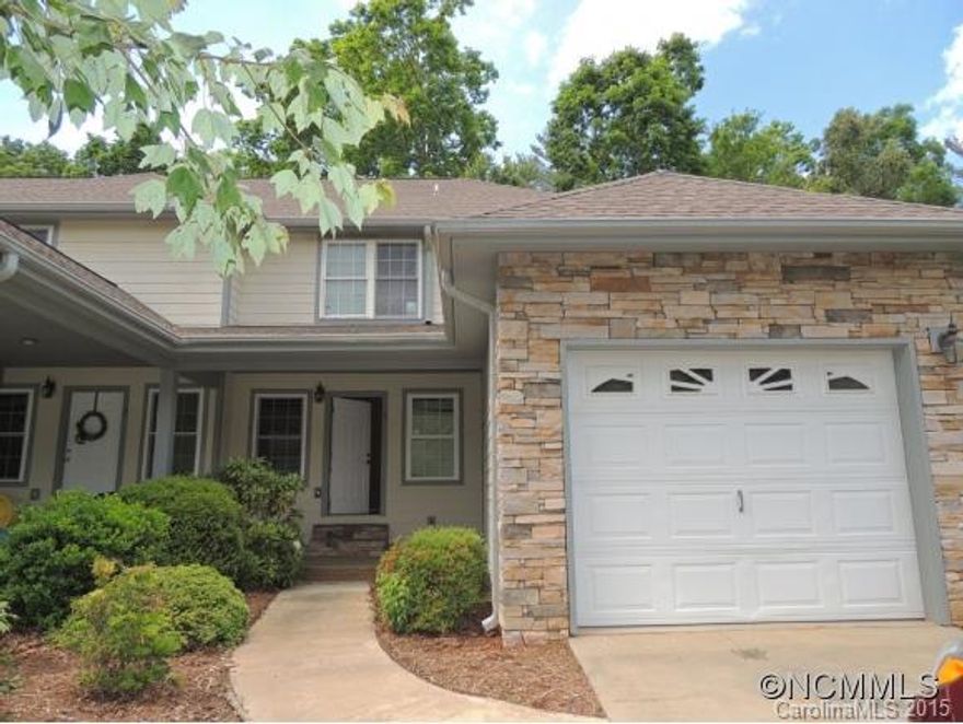 End unit, ideal location, just a few minutes to shopping and dinning and 15 min to downtown Asheville. Attached single car garage and large bedrooms. Sold "as is" "where is". Buyer to verify the info.Employees and family members residing with employees of JPMorgan Chase Bank, N.A, its affiliates or subsidiaries are strictly prohibited from directly or indirectly purchasing any property owned by JPMorgan Chase Bank, N.A.