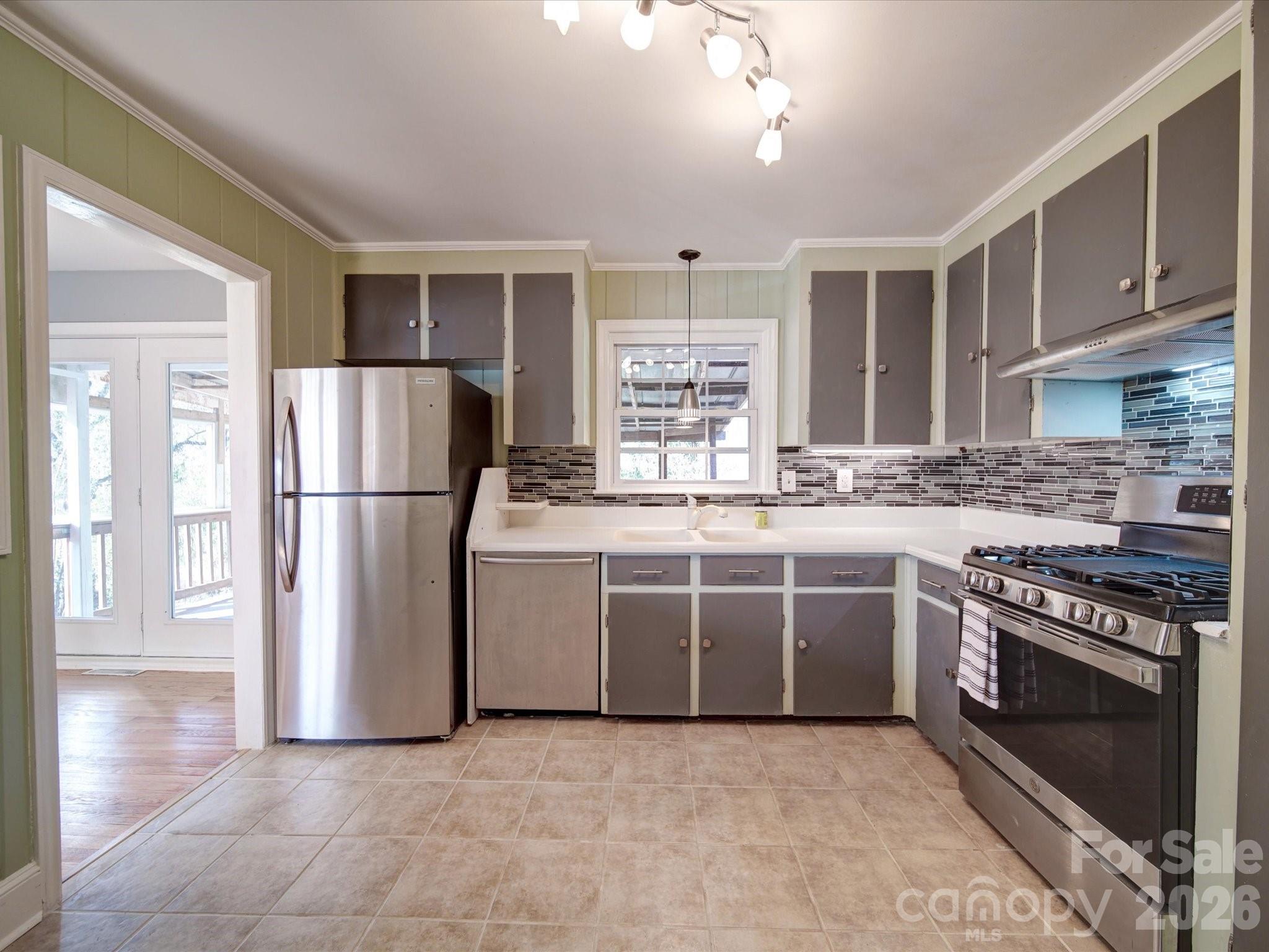 2036 Edgewater Drive