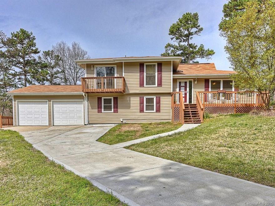 Amazing Golf course view... 4BR/2.5 BA in Tega Cay with all the amenities. New paint, kitchen upgraded with corian counters and white cabinets. 3 beautiful decks perfect for entertaining and enjoying the view. Enjoy the 9th Hole on Cove at Tega Cay.