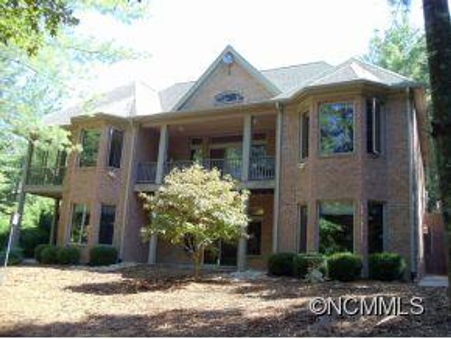 Exceptional lakefront home for the discerning buyer in desirable Southpointe.Main level perfect for entertaining or aging in place:LR w/ FP,kitchen w/custom cherry cabinets,quartz counters,butlers pantry,BKFT RM,Screened Porch, DR w/bay window,laundry.Master Suite on main w/bay window,oversized Bath.9'ceilings &custom woodwork throughout.3 car garage.Lower:FR w/kitchenette,3 BR,2BA,Office.Flat walk to gazebo,private dock.Community pool,clubhouse