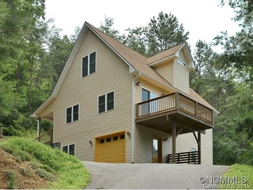 Quiet & secluded 3 bedrooms, 2.5 bath home nestled in the woods with winter views. Features include maple cabinets, bamboo floors, Corian counters, screened porch. Only 10 minutes to vibrant Downtown Asheville and all it offers.