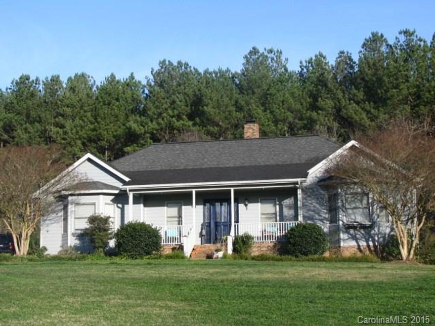 Ideal Cross Creek at Moss Lake. Freshly painted inside and outside, spacious 3bed/2 bath FROG, 2 car garage, Open family room with fireplace, cherry ash hardwoods. Large eat-in kitchen w/granite. Master suite has walk in closets and huge bath and shower! Priced below Tax value!